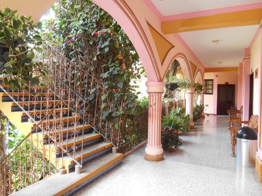 Hotel El Chaparral Panajachel Exteriör bild