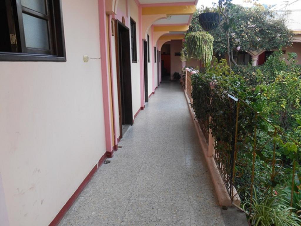 Hotel El Chaparral Panajachel Exteriör bild